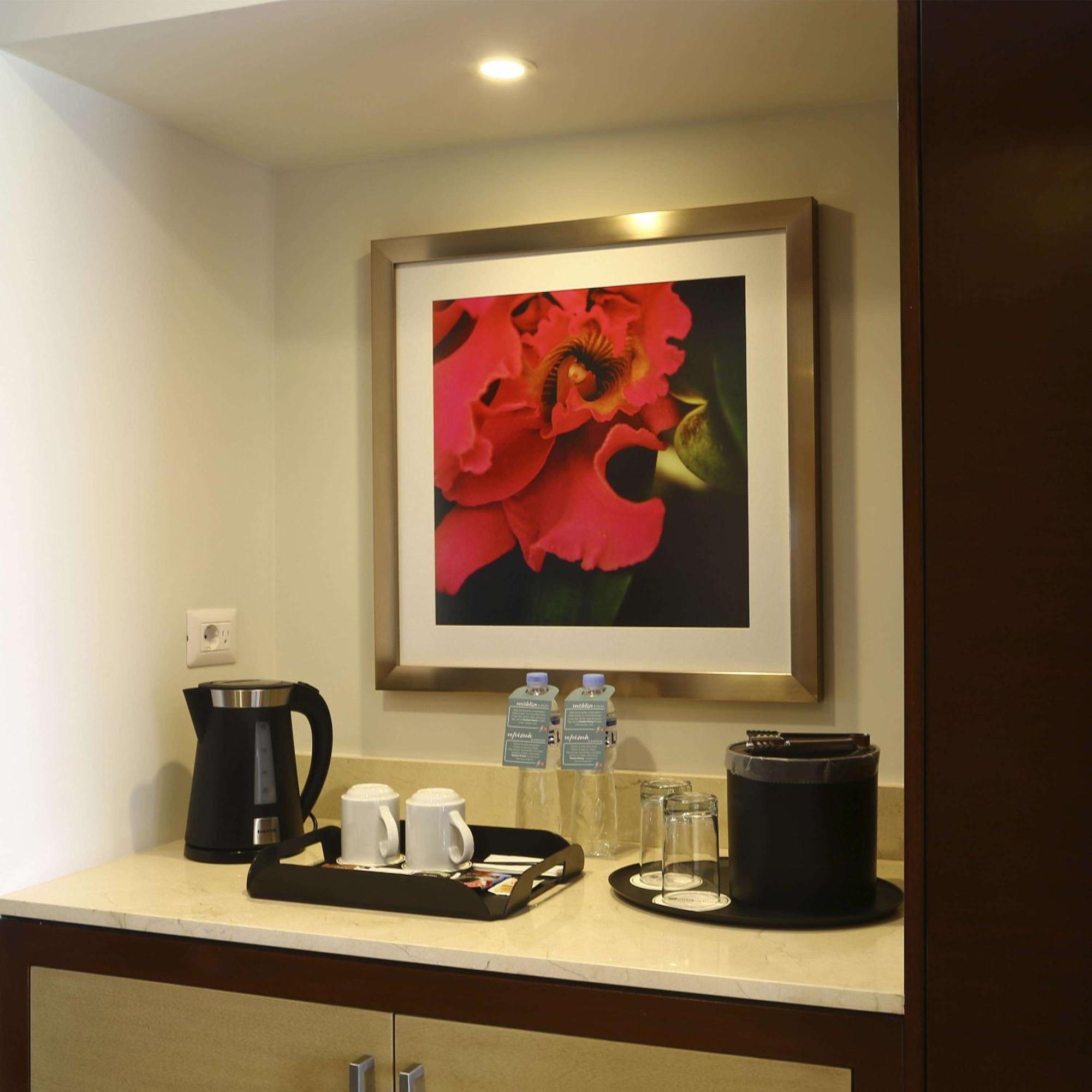 King Room with Roll-In Shower - Mobility Access,1552448137:JPEG