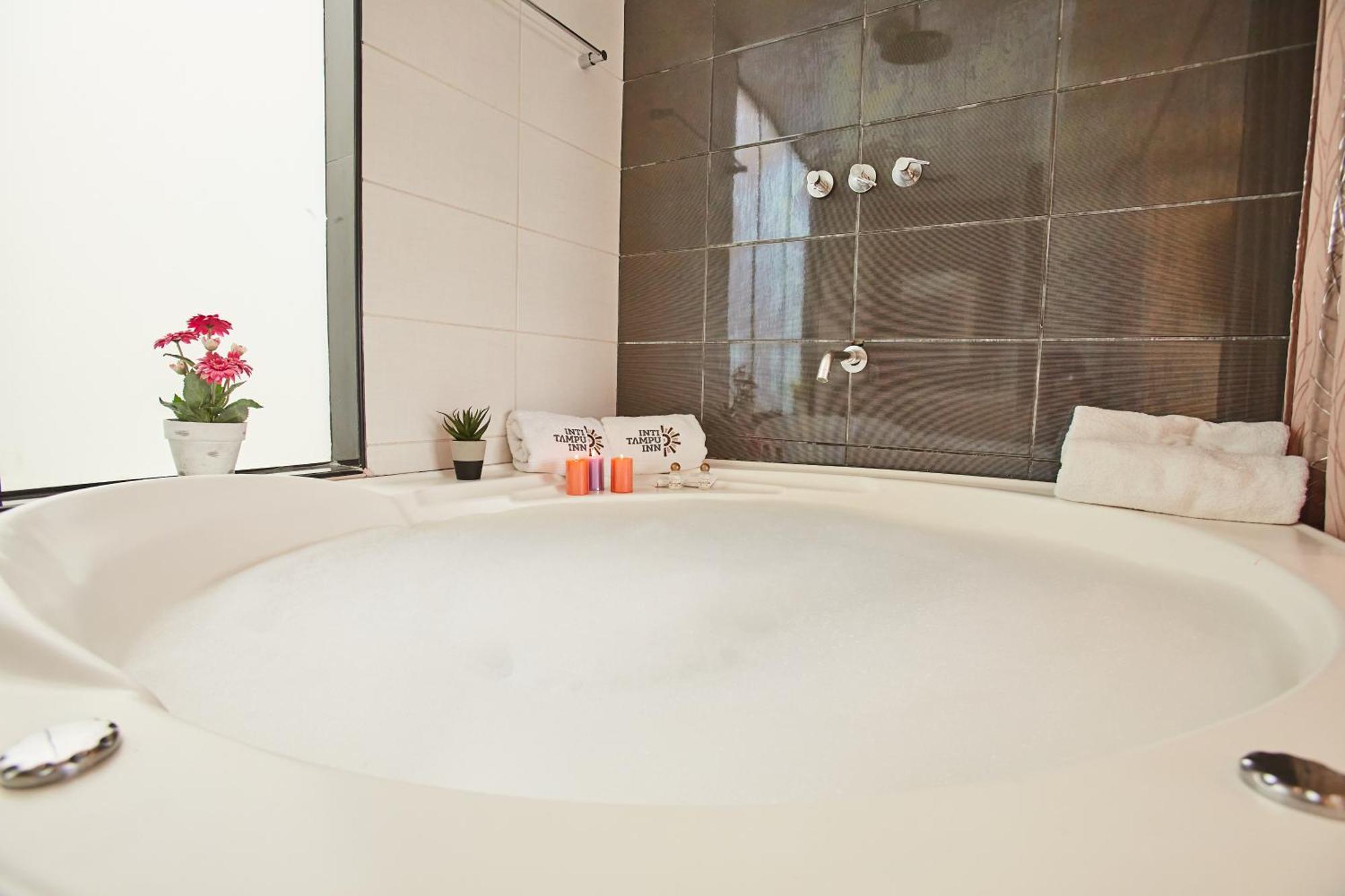 King Suite Spa Bath