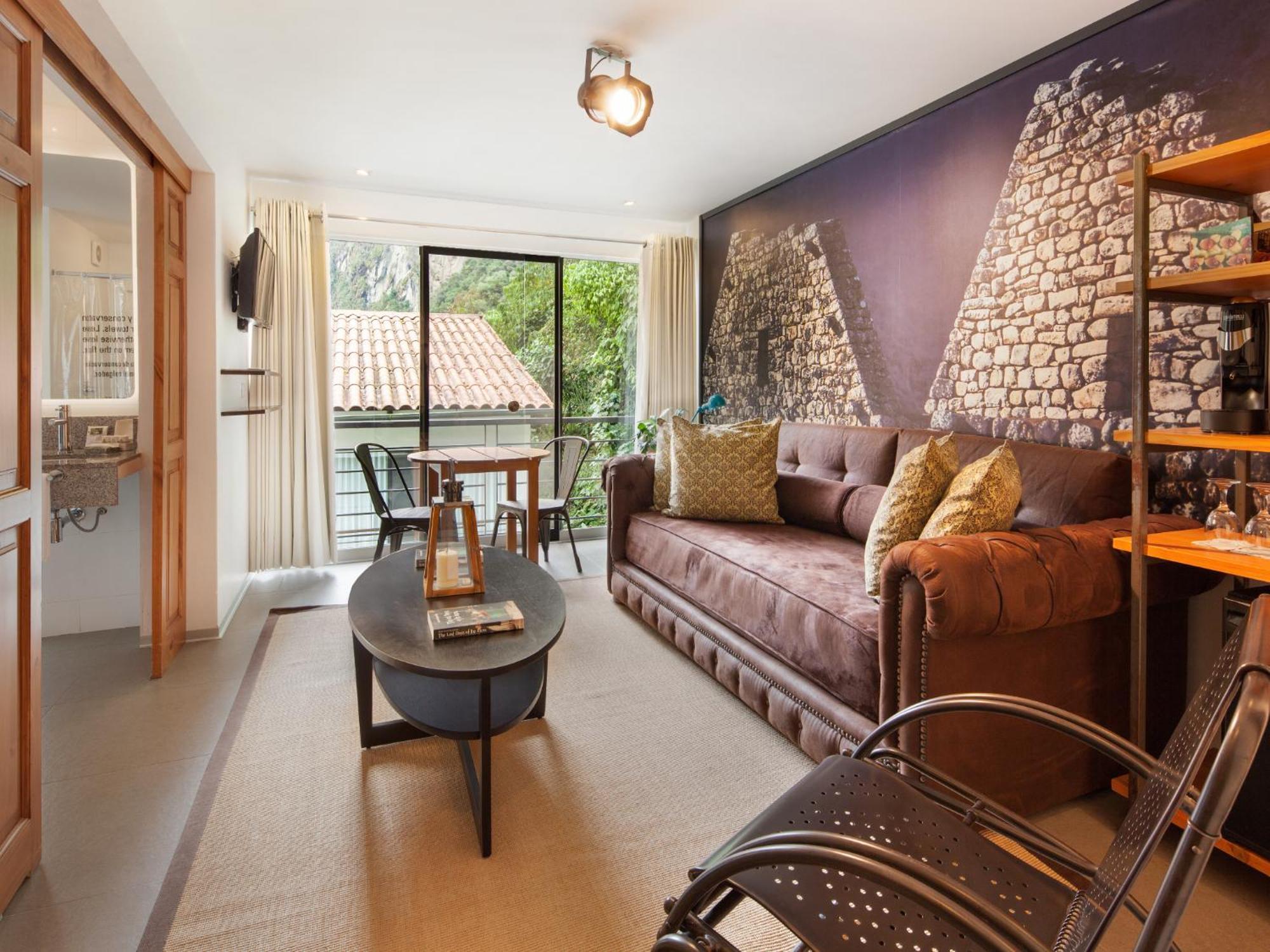 Suite,685998570:JPEG