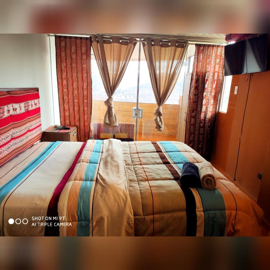 Zimmer mit Queensize-Bett und Balkon